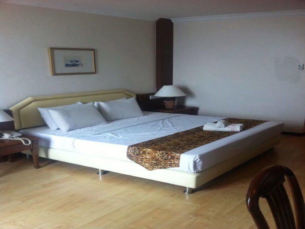 Regal Court Hotel Kuching Kültér fotó
